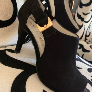 Anne Klein black heels in Size 8